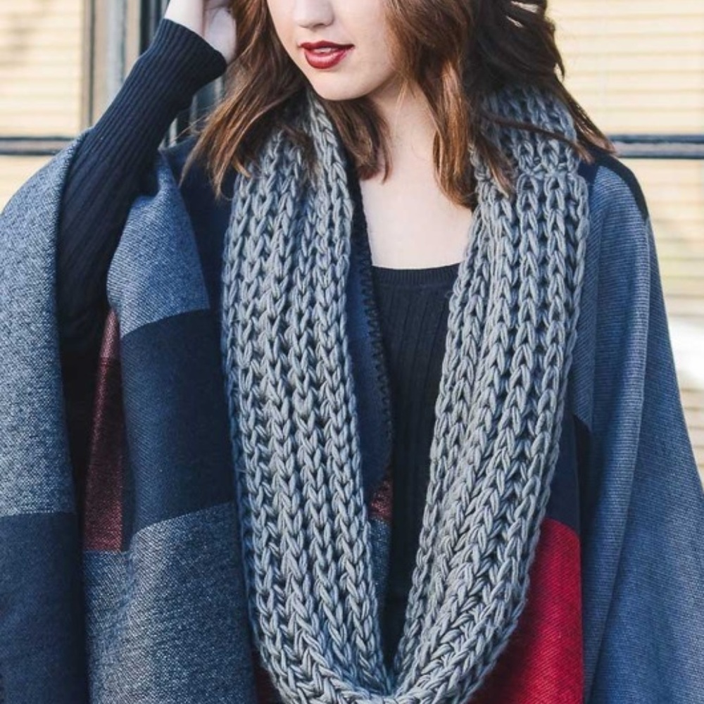 NWT Gray Chunky Knit Infinity Scarf - Picture 2 of 3